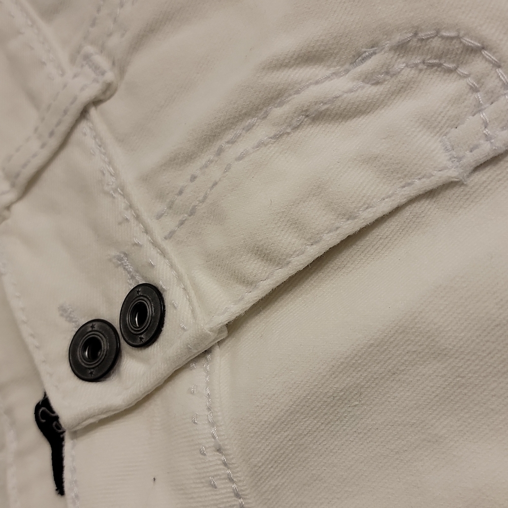 Rue 21 White Cuffed Shorts Size 1/2 Excellent Condition NWOT - Picture 2 of 13